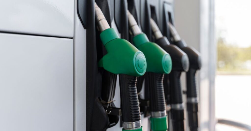 Bomba de combustível, simbolizando combustíveis mais caros em posto no Brasil