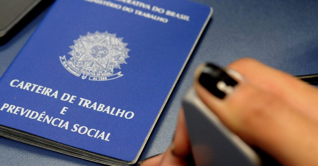 Carteira de trabalho sendo preenchida, representando geração de empregos formais 2025 no Brasil