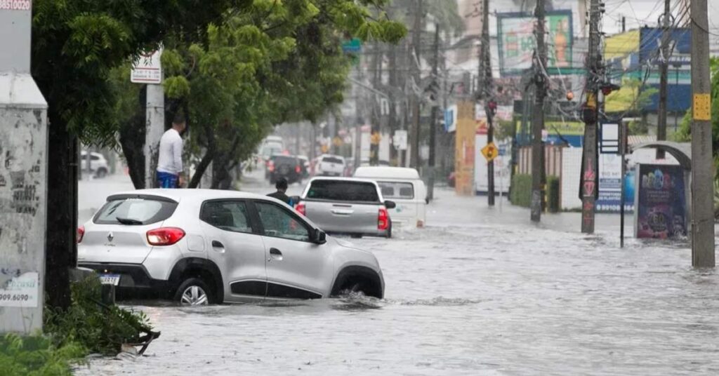 governo reconhece emergência climática após alagamento em área urbana