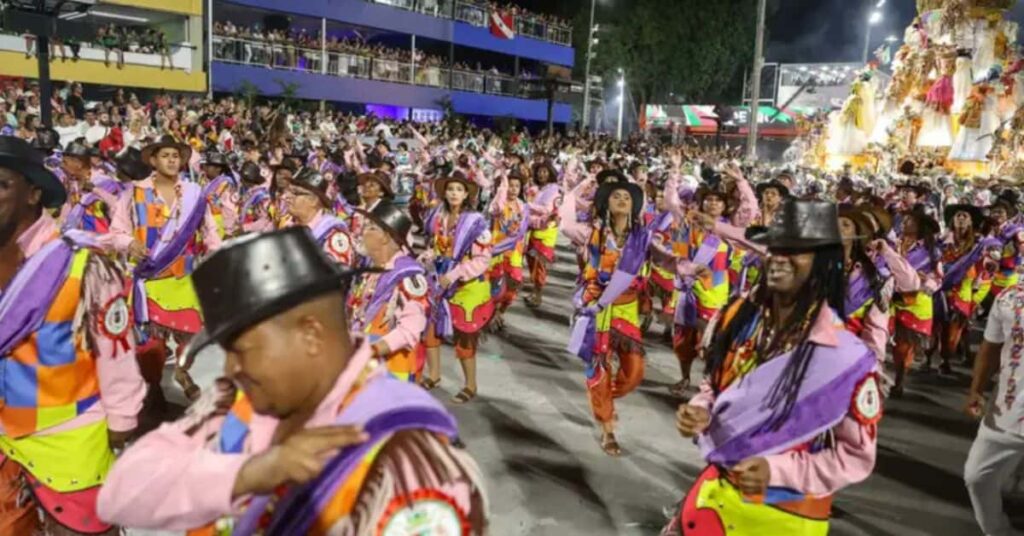 Desfile do Carnaval do Rio de Janeiro, principal atrativo para o turismo no Carnaval do Brasil