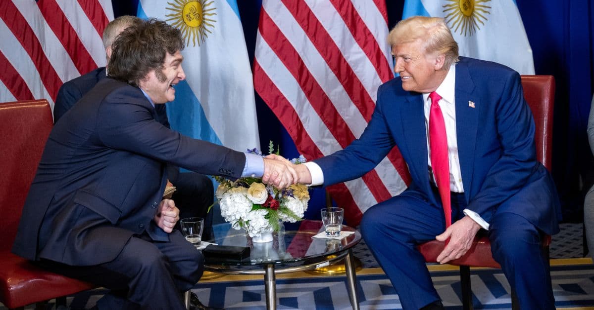 Trump e Milei em encontro que firmou o acordo entre Argentina e EUA em análise no Mercosul