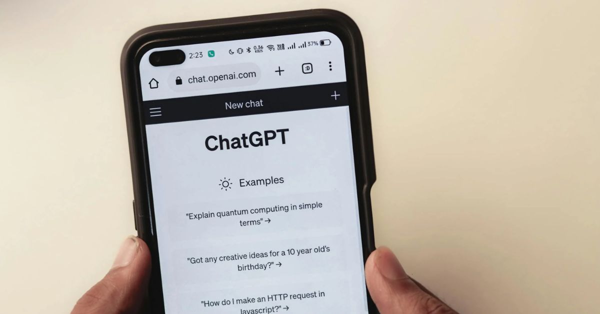 Aplicativo do celular aberto em celular representando anúncios no ChatGPT em teste nos Estados Unidos