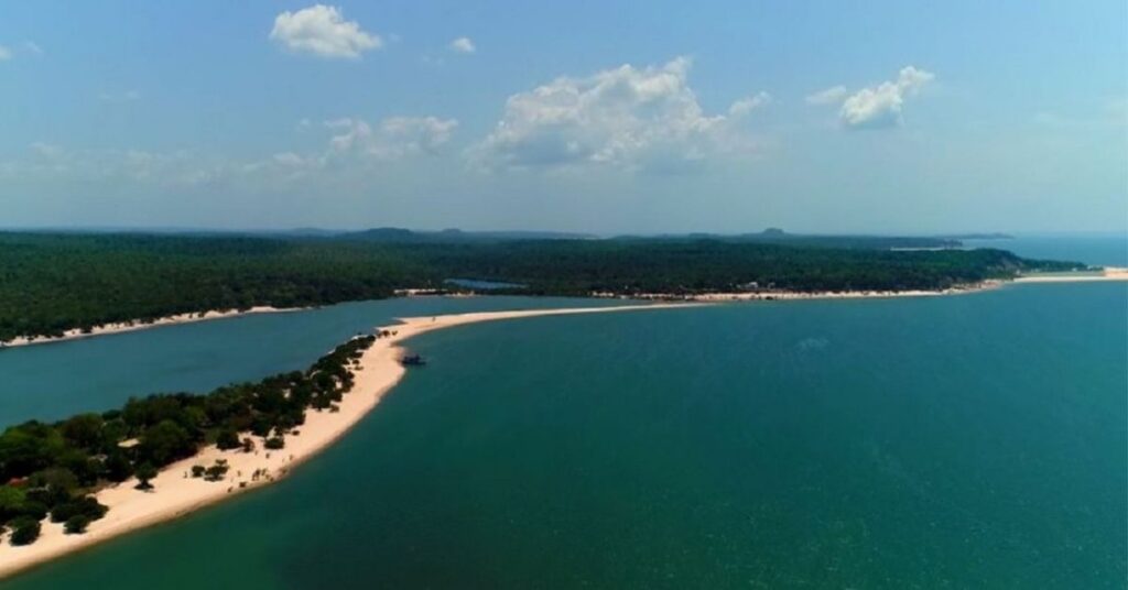 Vista aérea do rio Tapajós no Pará em meio ao debate sobre a concessão do Tapajós