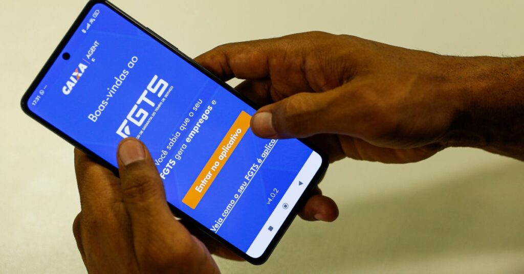 Celular com aplicativo do FGTS aberto ilustrando a correção do FGTS decidida pelo STF