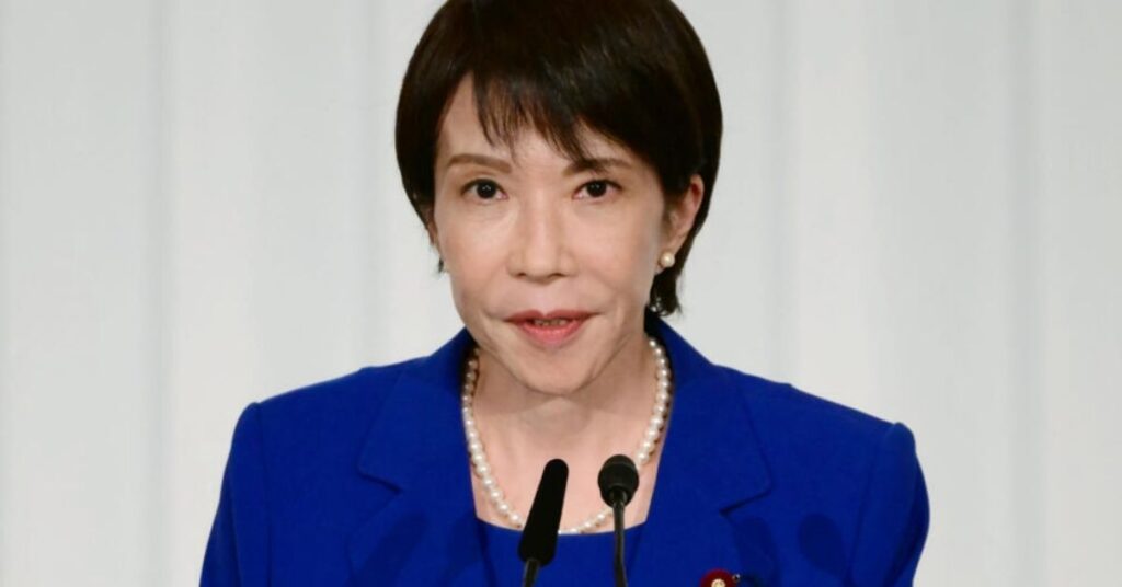 Eleições antecipadas no Japão com Sanae Takaichi discursando após a votação
