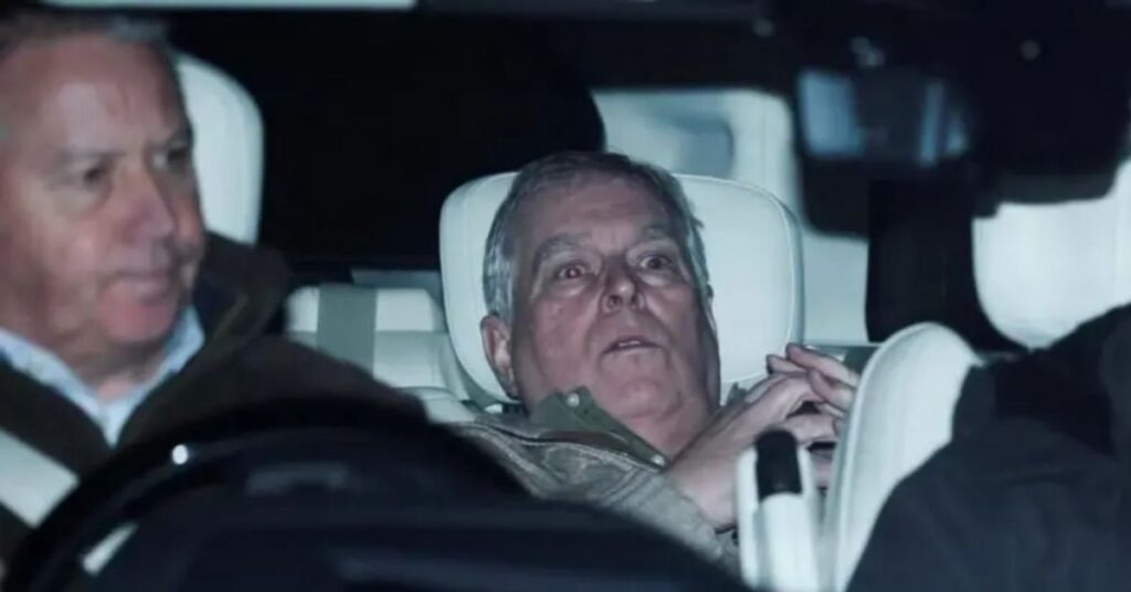 ex-príncipe Andrew é liberado e deixa delegacia no Reino Unido após investigação