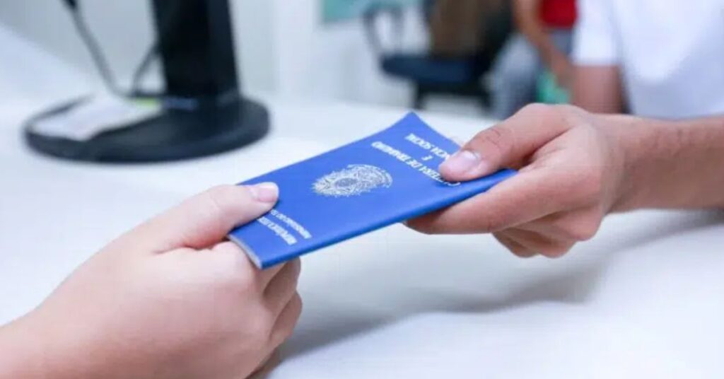 Imagem de uma carteira de trabalho sendo apresentada, representando apoio popular ao fim da escala 6x1 em debate no Congresso