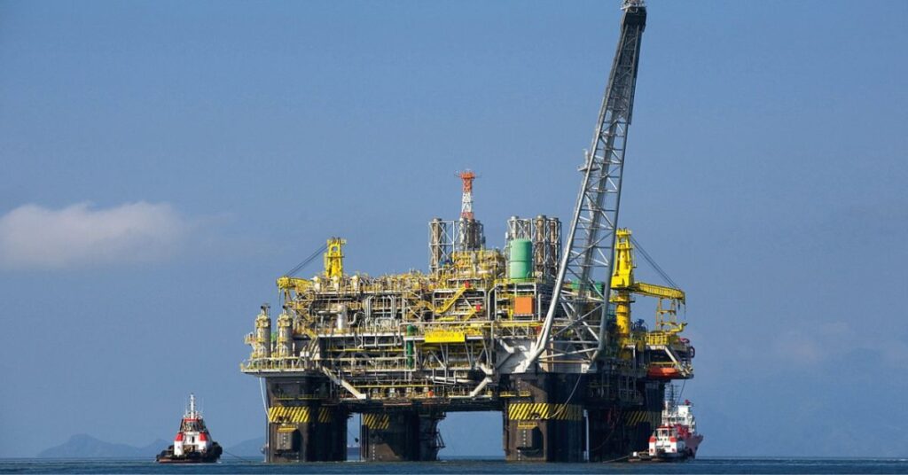 Plataforma offshore representando operações de petróleo na Venezuela