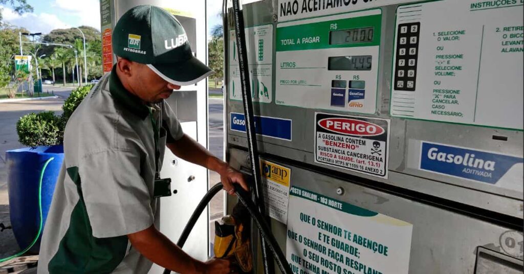 preço do diesel S10 no Ceará em painel de posto