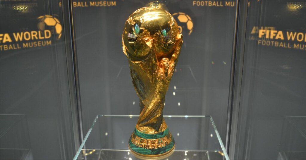 Atual troféu da Copa do Mundo. Preços da Copa do Mundo 2026 incluem vgas de estacionamento mais caras que ingresso