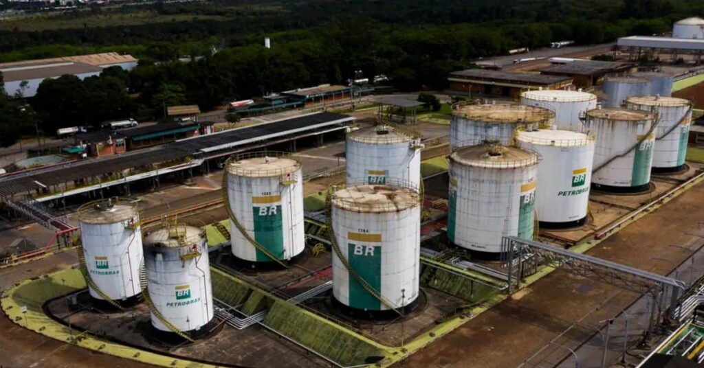 Exportação de petróleo do Brasil em tanques de armazenamento da Petrobras