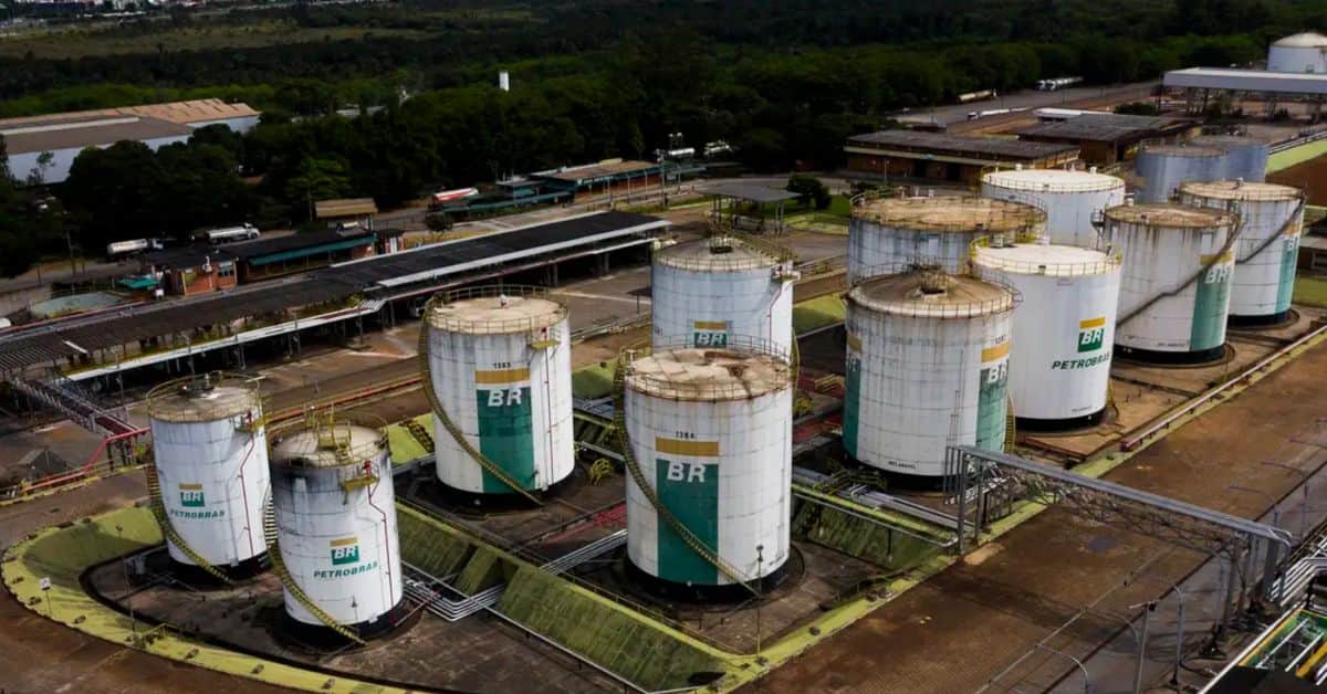 Exportação de petróleo do Brasil em tanques de armazenamento da Petrobras