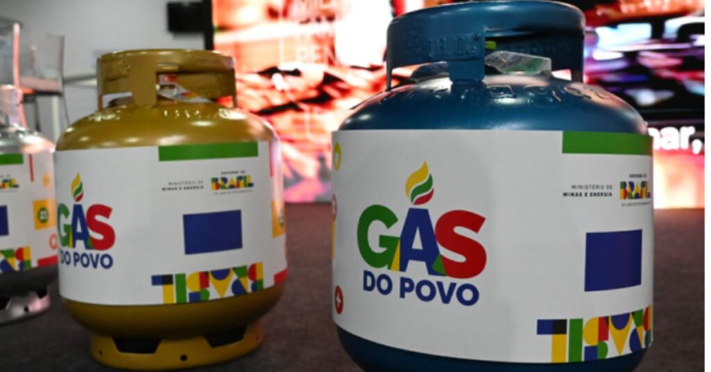 Programa Gás do Povo com botijões de gás exibidos pelo governo