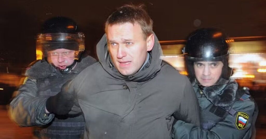 Rússia nega acusação enquanto imagem mostra Alexei Navalny sendo detido por agentes russos