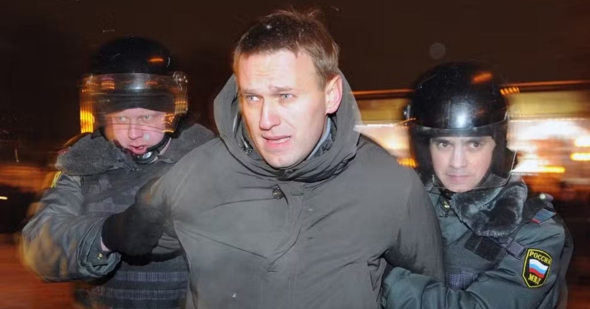 Rússia nega acusação enquanto imagem mostra Alexei Navalny sendo detido por agentes russos