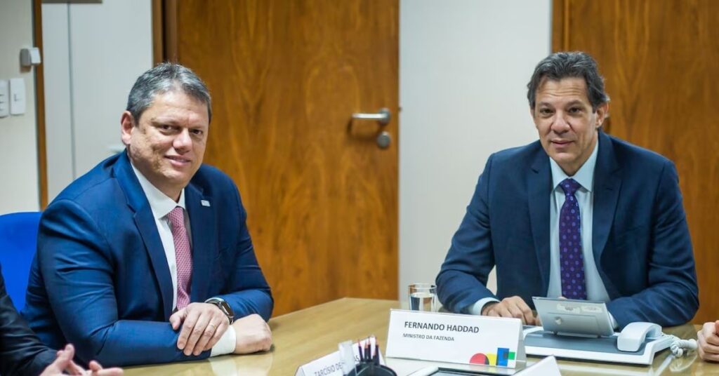 Tarcísio de Freitas e Fernando Haddad em reunião durante cenário eleitoral ao governo de SP 2026