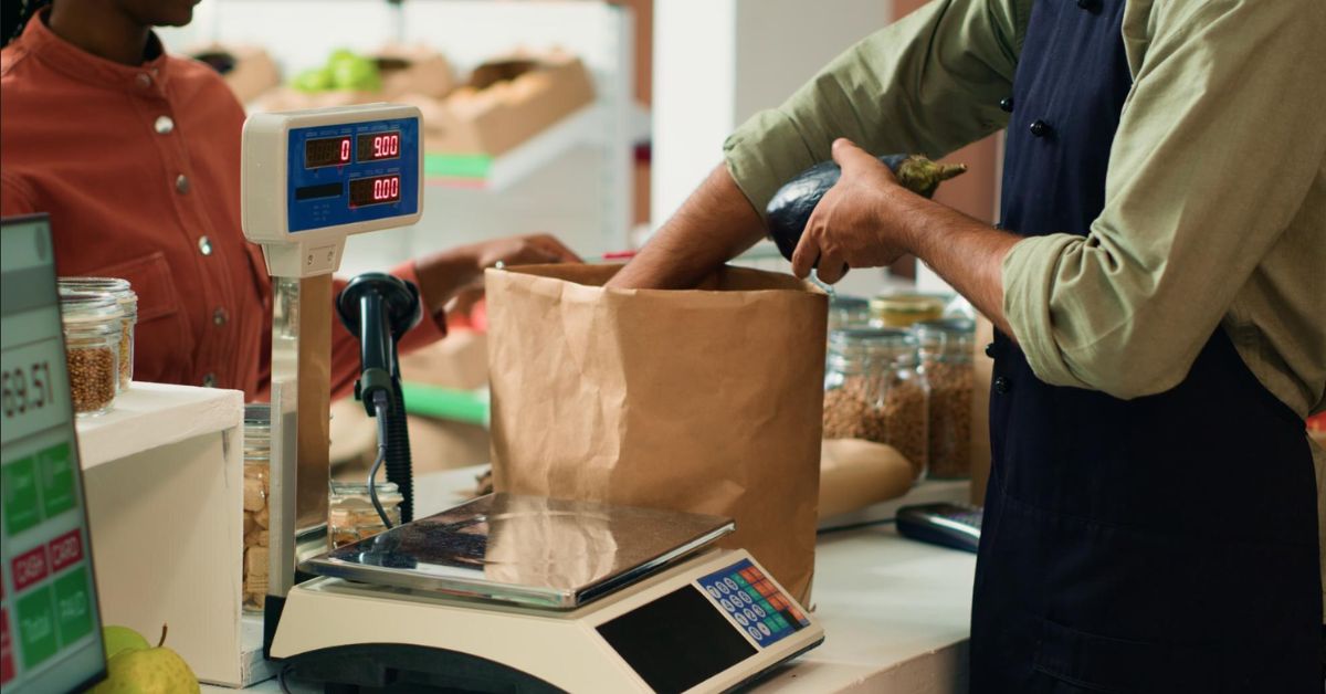 Imagem ilustrativa mostra trabalho de comerciante realizando vendas no comércio em 2025